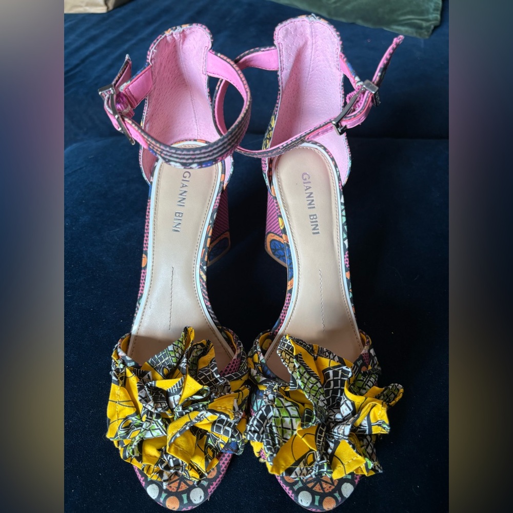 Gianni Bini Lorre Yellow Multi-Colored Platform sandals 8.5